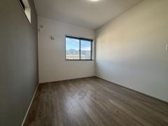 2面採光を確保した明るい室内は、風通しも良く、大変居心地の良い空間となっております。爽やかな風を感じて起きる朝は、快適生活の始まりに。