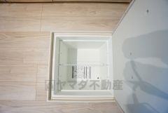 キッチンにある床下収納は、居住スペースを減らさずに買い置きの調味料や非常食などを保管することができます。