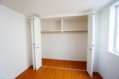 収納量たっぷりのクローゼット付き。ハンガーパイプ付で散らかりがちな洋服類もきれいに整理できます。使用頻度が少ないものは枕棚の上に、足元には3段ボックスを置いて、フル活用できるクローゼットです。