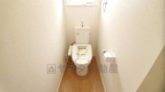 温水洗浄機付トイレです。節水機能もあるので、安心して使えますね。もちろん、1階2階の2ヶ所にトイレがあるので、忙しい朝にもゆとりができますね。