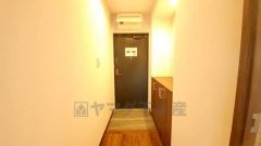 たっぷり収納できるシューズボックスです。家族全員の靴がきれいに整頓できます。棚の上にお花や写真を飾っても良いですね。