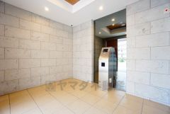 広々としたエントランスが開放感を演出しています。オートロックは、外部の人が自由に建物内に出入りできないため、不審者の侵入防止効果があります。