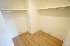 収納力豊富なウォークインクローゼット。洋服や小物などを1箇所にまとめて美しい収納を実現します。スーツケースのような大型の荷物も置けます＾＾