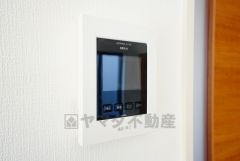 防犯性、セキュリティ対策に安心できるテレビモニター付きインターフォンです。セールスマン対策にもなり安心できます。