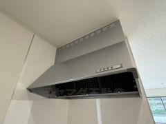 風量が弱・強と切替え可能なレンジフードが調理中の煙をしっかり吸い込みます。手元を照らすライト付きです。