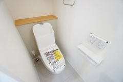 温水洗浄機付トイレです。節水機能もあるので、安心して使えますね。もちろん、1階2階の2ヶ所にトイレがあるので、忙しい朝にもゆとりができますね。