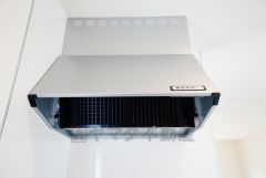お手入れが簡単なスリム型レンジフードです。調理により発生する油煙や臭いを吸い込み、屋外へ排気してくれます。