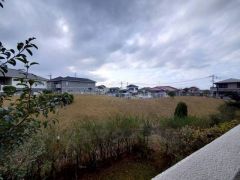 バルコニーからは緑豊かな景色を楽しむことが出来ます。