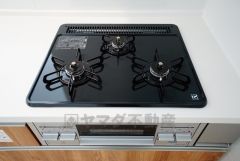 同仕様写真。3種類の料理が同時に調理できる、3口ガスコンロ。忙しい夕食の支度時間が短縮できて嬉しいですね。