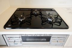 複数の調理を一度に行うことができる3口コンロ。効率よくお料理が出来ます。毎日のお料理も楽しくなりますね＾＾