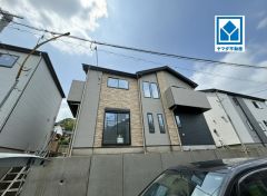 現地（2026年6月25日）撮影。八田小学校徒歩7分。スーパー・コンビニ・ドラッグストアも徒歩10分圏内に揃っています＾＾快適でゆとりのある生活空間で新生活を始めましょう^^