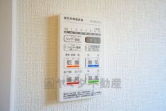 雨の日の洗濯も安心できる浴室暖房乾燥機付き浴室。リモコンで操作もボタン1つで簡単。