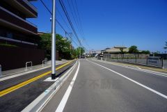 前面道路は広く、車同士がすれ違うスペースが十分にあります。陽射しを遮られることなくとても明るいです。