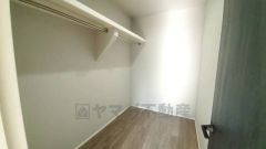 季節物の衣類もスッキリ収納できるウォークインクローゼット。クローゼット内で洋服のコーディネートから着替えまで中で出来るので、部屋が散らかりにくいです。