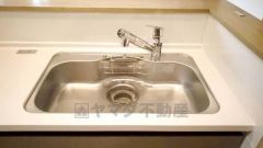 広々としたステンレスシンクには、洗剤やスポンジを収納出来るラック付き。広さも確保しているので、大きなお鍋も洗いやすいです。