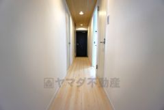 木目調の天井がオシャレな室内廊下。優しい雰囲気ですね＾＾