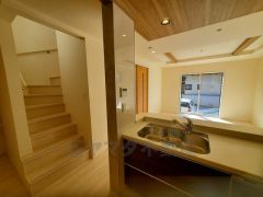 リビング内に階段があれば、転倒する可能性のある子どもやお年寄りの階段の上り下りを見守ることができ、子育てや介護がしやすくなりますね。