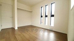 オープンクローゼットは、扉の開閉動作がないので荷物の出し入れがスムーズになります。衣類を綺麗にまとめておしゃれにまとめれば、お部屋のアクセントにもなります＾＾