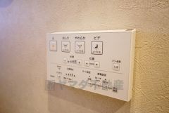 壁リモコンタイプのウォシュレット付き。すっきりした見た目で、トイレ奥の掃除もしやすいです。