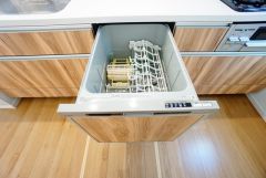 炊事時間を大幅に短縮できる食器洗浄乾燥機付き＾＾食器を洗う手間が減るので家族とのコミュニケーションの時間や自分の時間が増えますね。