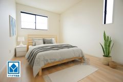 家具はイメージです。暖かい日差しが差し込む洋室。たっぷり収納できるクローゼット付きでお部屋の中をすっきりと快適に保てます。