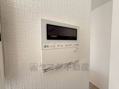 キッチン横からボタンひとつで操作が楽々。