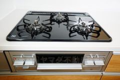 同時にたくさんの料理が調理できる3口コンロ。長時間熱を通しておきたい煮込み料理を作りながら、炒め物など同時進行で進められます。