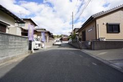 2025年11月19日撮影。 広々した前面道路は、交通量も少なく小さなお子様も安心。