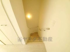 小さなお子様やご高齢の方でも安心できる、手すり付き階段。段差も低めで設定されており、安全性にも優れています。