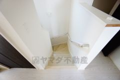 小さなお子様やご高齢の方でも安心できる、手すり付き階段。段差も低めで設定されており、安全性にも優れています。