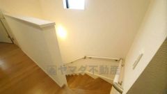 小さなお子様やご高齢の方でも安心できる、手すり付き階段。段差も低めで設定されており、安全性にも優れています。