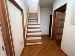 手すり付きで安心して昇り降りできる階段。上部からの採光により、明るく開放感のある空間となっています。