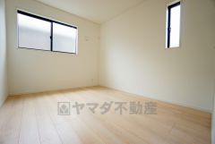 暖かい日差しが差し込む洋室。たっぷり収納できるクローゼット付きでお部屋の中をすっきりと快適に保てます。