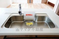 広々とした凸型シンクに洗剤ポケットを標準装備。大きなお鍋など洗いやすいです。