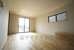 大きな窓のあるリビングは、陽光あふれる明るい空間です。居心地良く、ご家族皆がゆったり寛げる憩いの空間となりそうです。