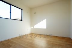 同仕様写真。住む人のこだわりを活かす洋室。日当たりがよく、寝室としての利用もおすすめ。
