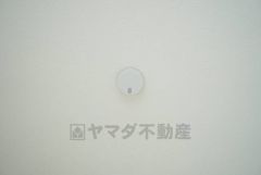 火災発生をいち早く知らせてくれる火災報知器は標準装備です。