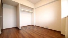 木目調のシンプルデザインで落ち着きと安らぎの空間に仕上げています。各部屋に収納が完備されているので、お荷物が増えても安心の設計です。