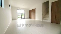 大きな窓のあるリビングは、陽光あふれる明るい空間です。居心地良く、ご家族皆がゆったり寛げる憩いの空間となりそうです。