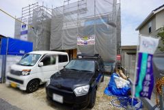 現地（2025年4月25日）撮影。駐車スペースはゆとりある2台分を確保。マイカー用に、お客さま用に、余裕を持ってご利用いただけます。