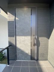 家の顔となる玄関扉がかっこいいと、たくさんの人を招き入れたくなりますね＾＾かざすだけで開閉できる、タッチキー採用の玄関。お買い物帰りで、両手がふさがってきても簡単に中に入れます＾＾