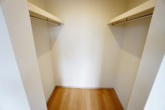 収納力豊富なウォークインクローゼット。洋服や小物などを1箇所にまとめて美しい収納を実現します。スーツケースのような大型の荷物も置けます＾＾
