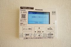 キッチン横からお湯張り、追い炊き、足し湯がボタン一つで楽々操作できる給湯機リモコンです。忙しい夕飯準備の時間帯に重宝しますね。