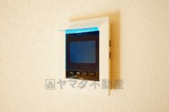 白を基調とした明るい玄関です。大容量のシューズボックスは家族全員の増えがちな靴や物をすっきり収納できます。