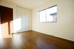 暖かい日差しが差し込む洋室。たっぷり収納できるクローゼット付きでお部屋の中をすっきりと快適に保てます。