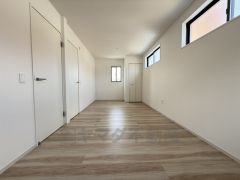 2面採光を確保した明るい室内は、風通しも良く、大変居心地の良い空間となっております。爽やかな風を感じて起きる朝は、快適生活の始まりに。