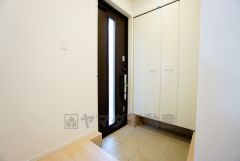 白を基調とした明るい玄関です。大容量のシューズボックスは家族全員の増えがちな靴や物をすっきり収納できます。