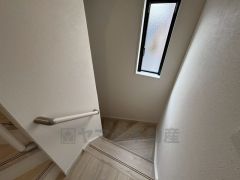 小さなお子様やご高齢の方でも安心できる、手すり付き階段。段差も低めで設定されており、安全性にも優れています。