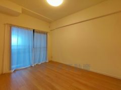 暖かい日差しが差し込む洋室。たっぷり収納できるクローゼット付きでお部屋の中をすっきりと快適に保てます。