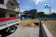 1号棟。現地（2026年8月25日）撮影。広々LDK21.3帖＾＾2階に洋室が4部屋完備されているのでお子様が成長しても安心です＾＾